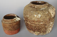 Chinese storage jars of unknown origin, height 10 and 14cm.