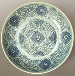 Jingdezhen plate with chrysanthemums and conch shells. Diameter 26.5cm; similar plates 24.5cm.